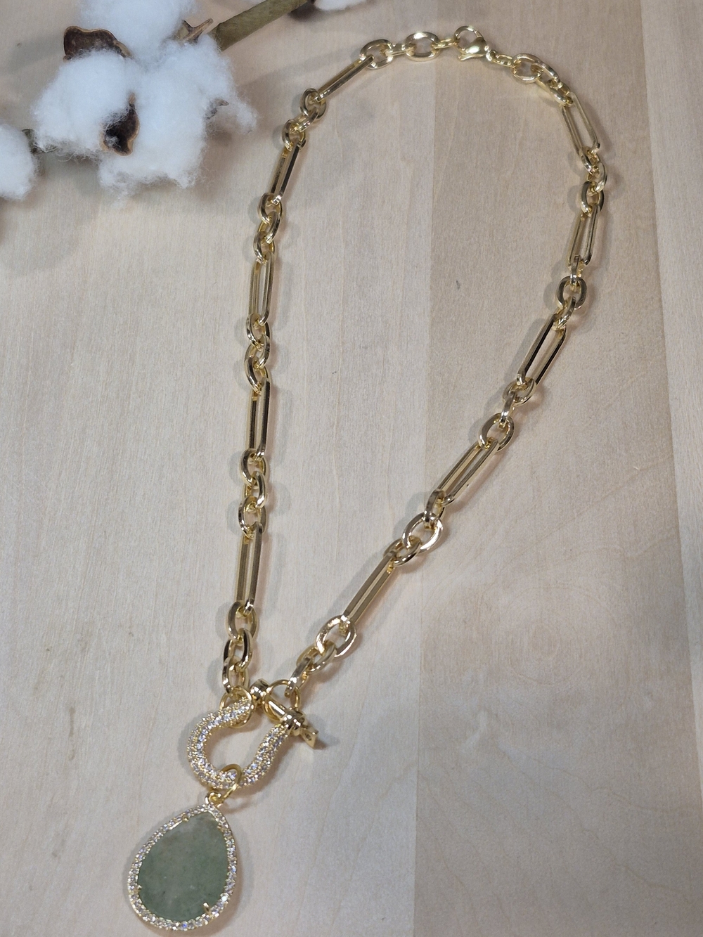 💚💛NEW💚💛 STUNNING!! PaperClip Green Natural Stone And CZ Horseshoe Necklace - Picture 3 of 13